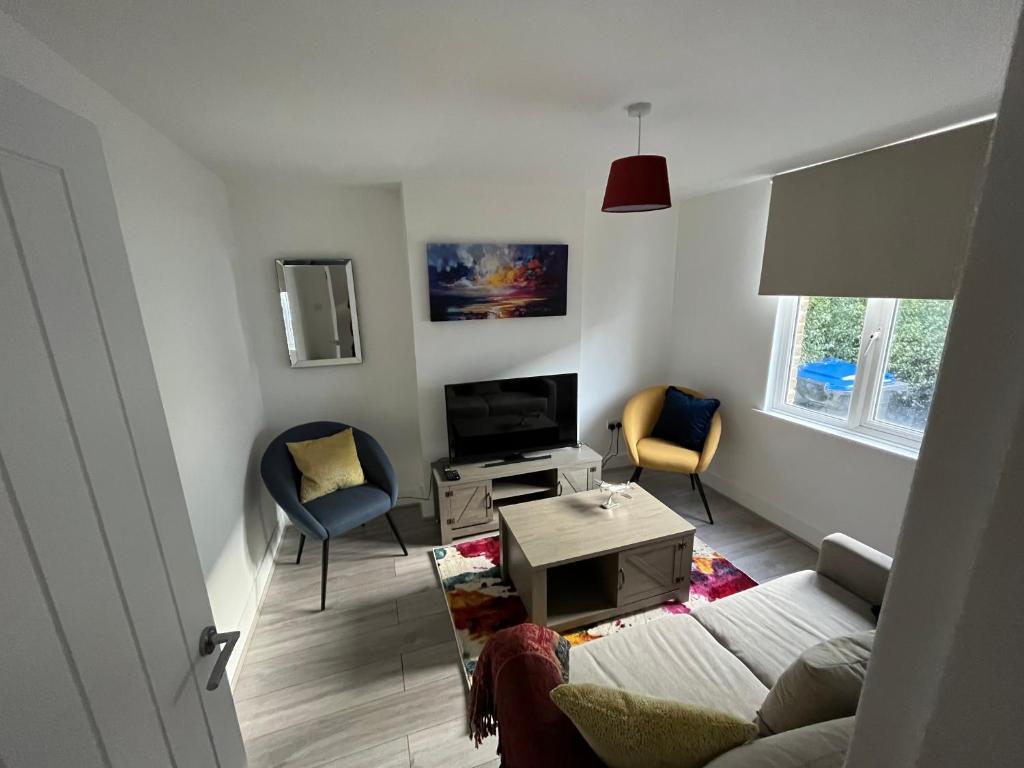 3 Bed 2 Lounge House up to 40pc off Monthly in Addlestone by Angel and Ken Serviced Accommodation Great Value for Long-term Stay photo 2