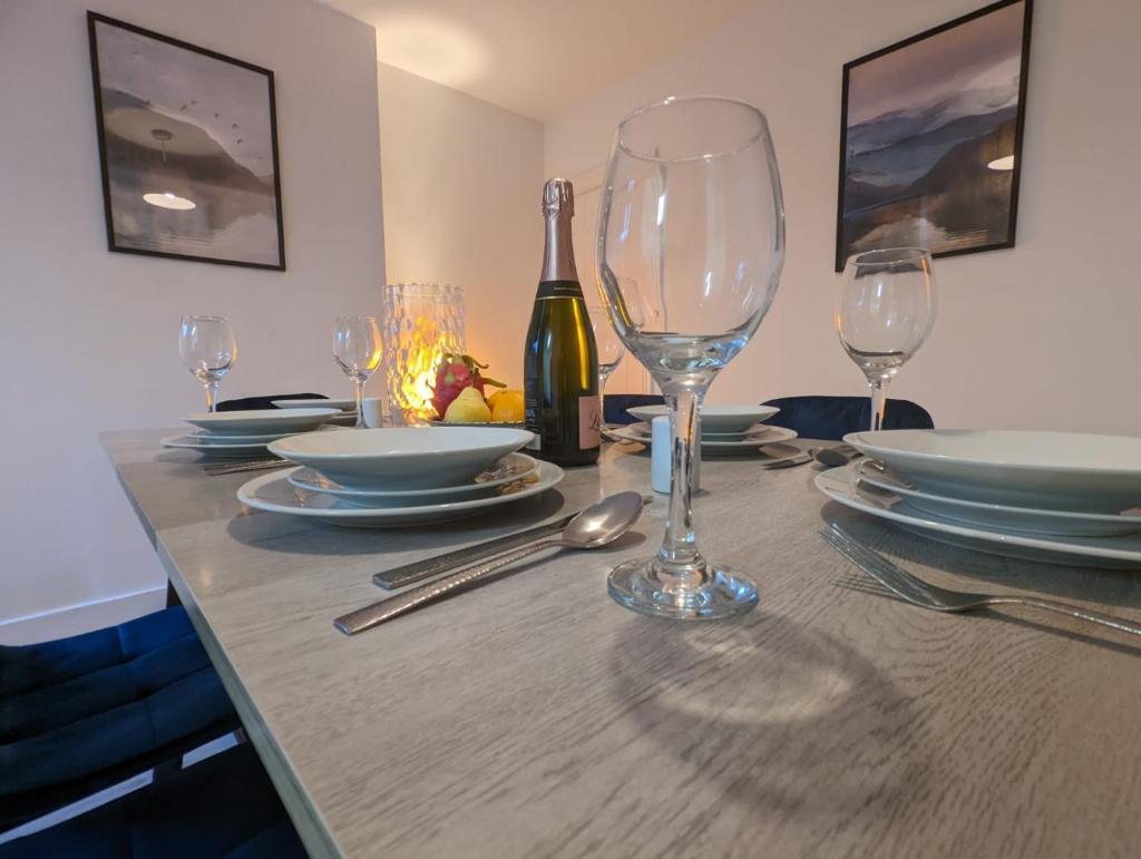 3 Bed 2 Lounge House up to 40pc off Monthly in Addlestone by Angel and Ken Serviced Accommodation Great Value for Long-term Stay photo 3