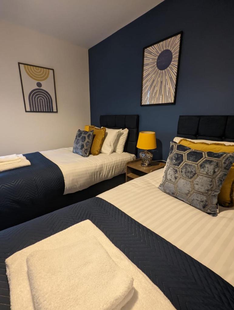 3 Bed 2 Lounge House up to 40pc off Monthly in Addlestone by Angel and Ken Serviced Accommodation Great Value for Long-term Stay photo 4