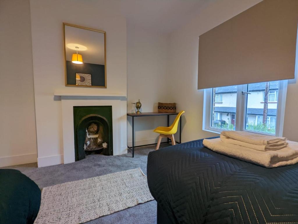 3 Bed 2 Lounge House up to 40pc off Monthly in Addlestone by Angel and Ken Serviced Accommodation Great Value for Long-term Stay photo 1