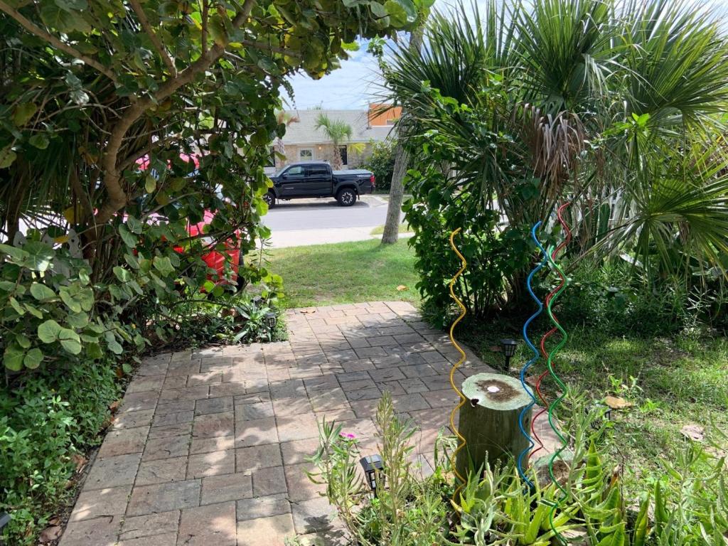 Oleander Cottage- in the Heart of Flagler Beach and steps to the Beach! photo 3