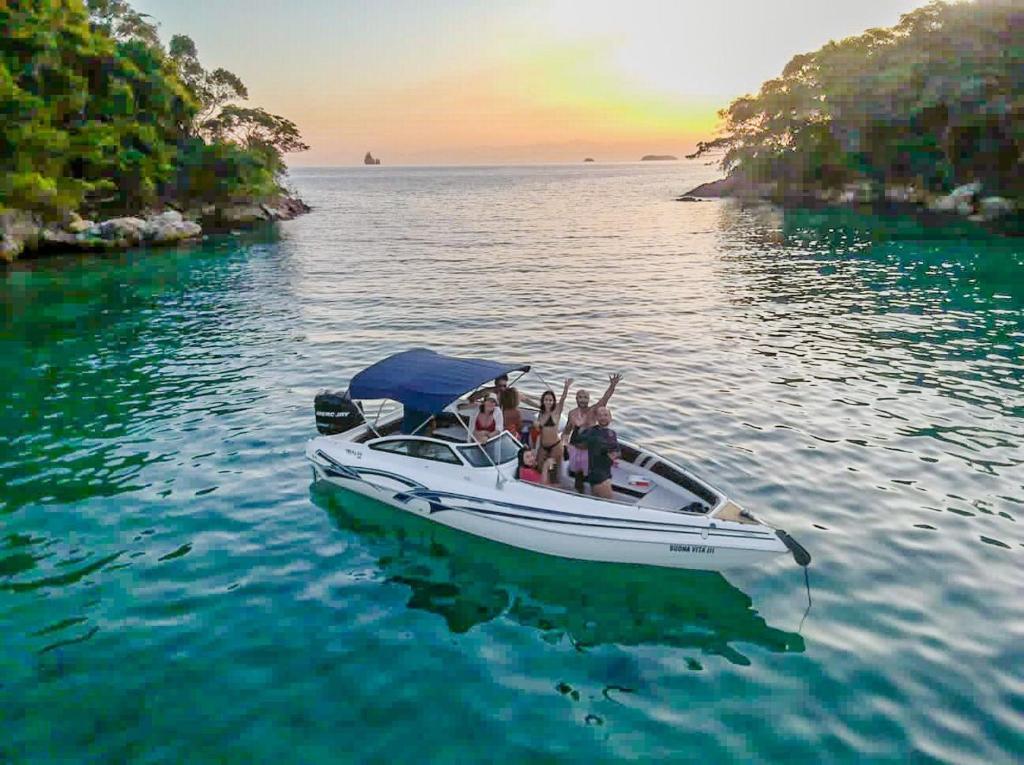 Passeios de lancha em Angra dos Reis photo 3
