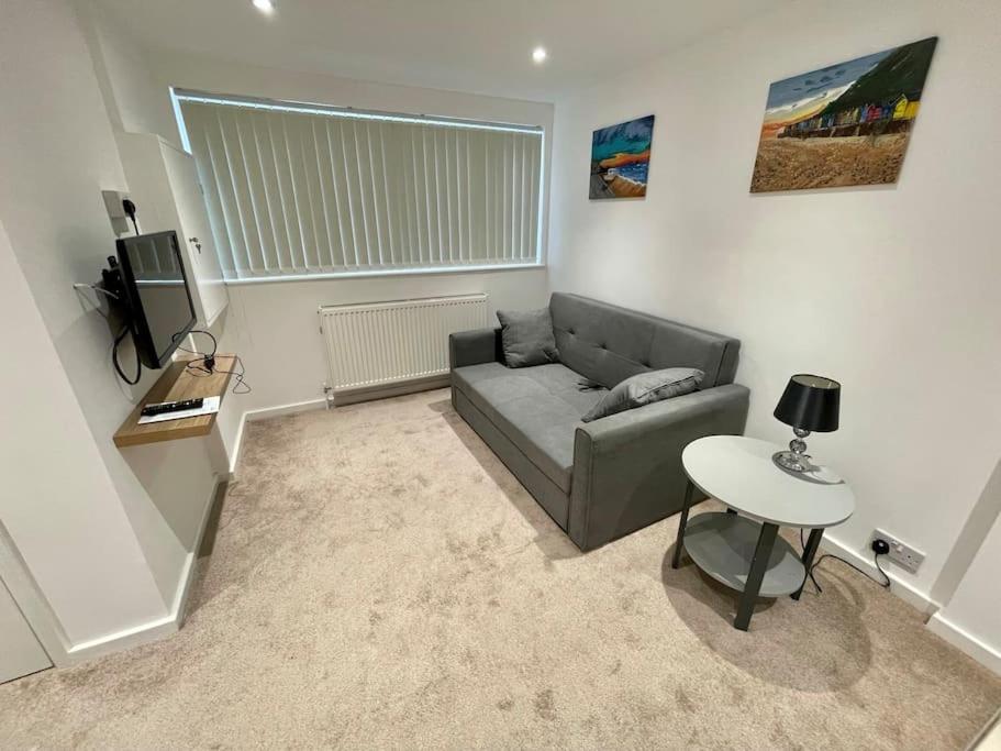 *Close to Beach* One Bedroom Suite with Parking, Norfolk