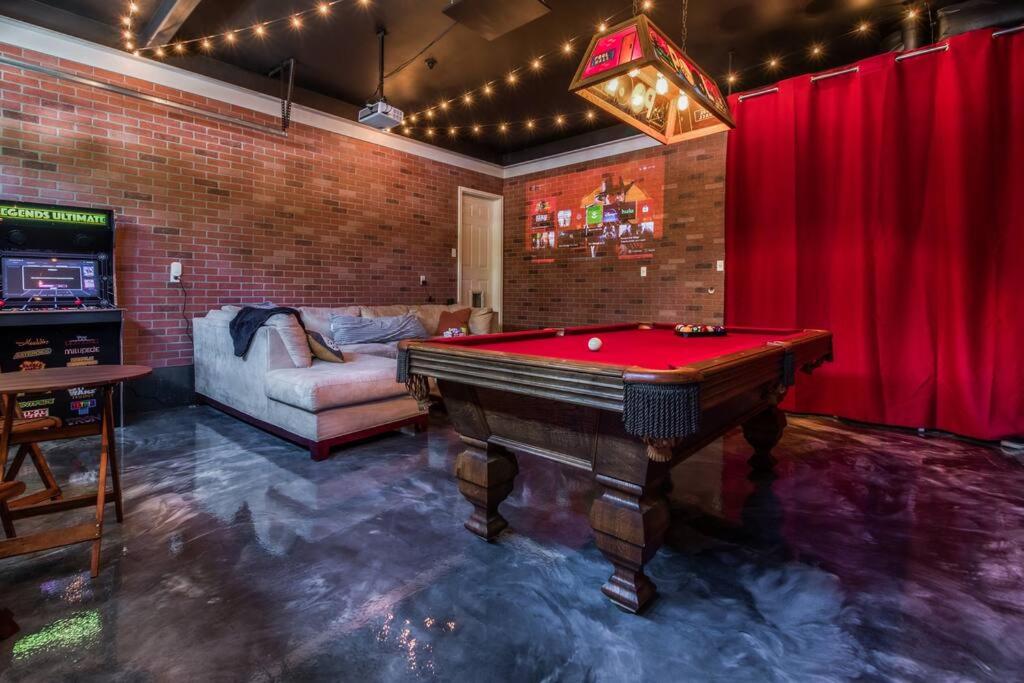 VNC BNB King beds, pool table, fire pit, arcade, xbox