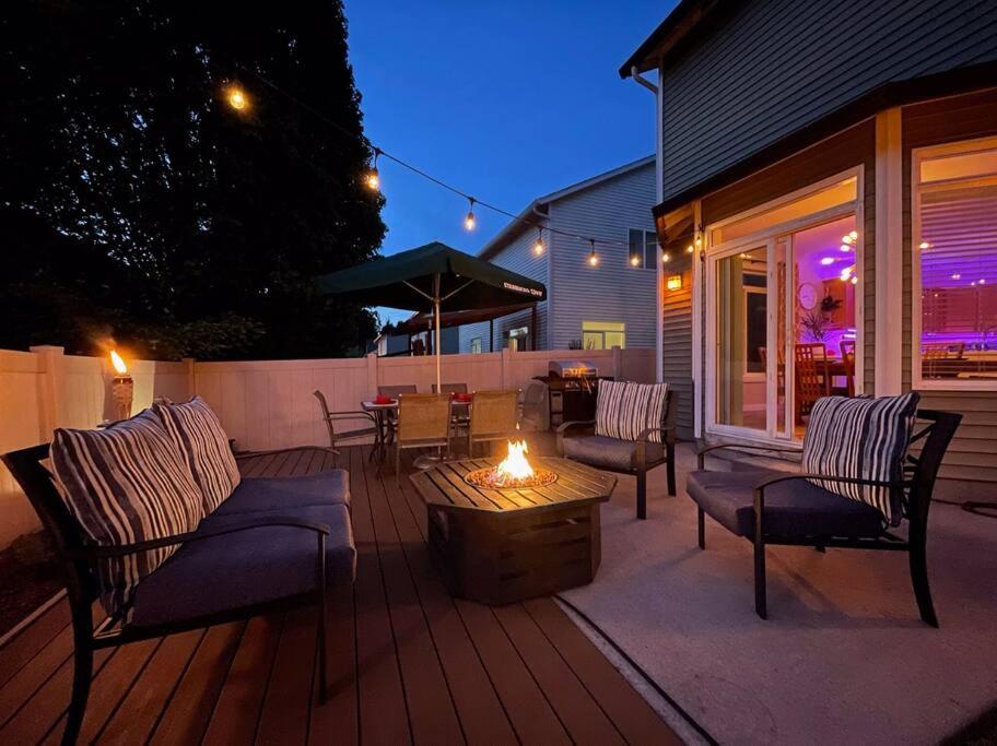VNC BNB King beds, pool table, fire pit, arcade, xbox photo 4