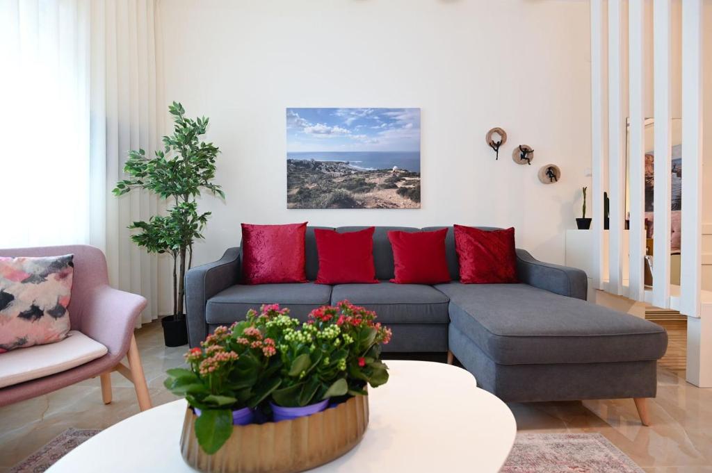 Josephine's 2Bdrm apt 50M to Bahai gardens photo 2