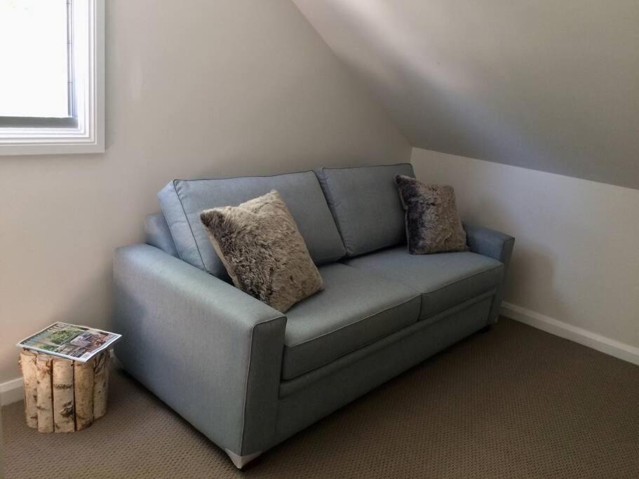 Riverlea Stables- style and charm await you! photo 1