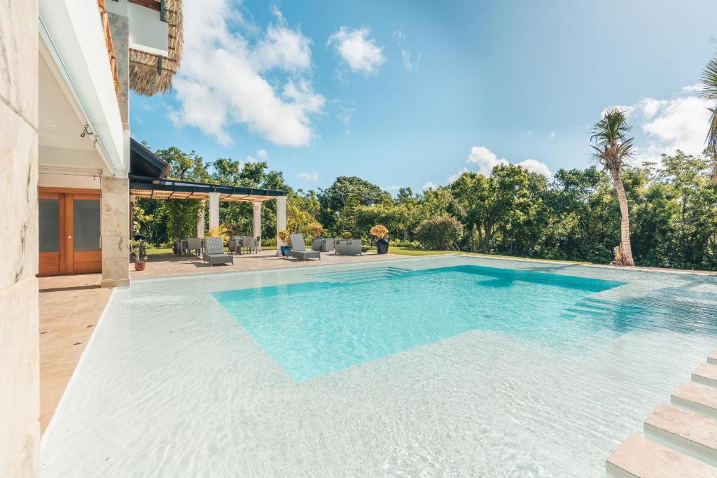 Impressive villa in Cap Cana photo 2