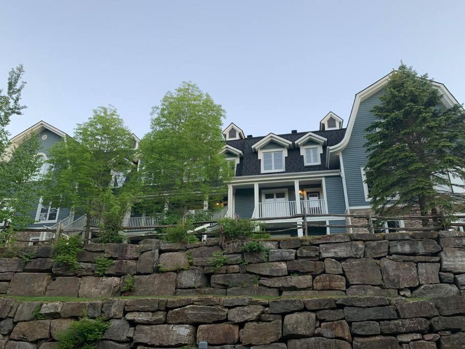 Chalet-Style Condo - 5 minutes to Lifts and village! photo 1