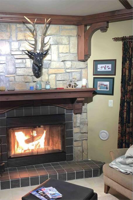 Chalet-Style Condo - 5 minutes to Lifts and village! photo 2