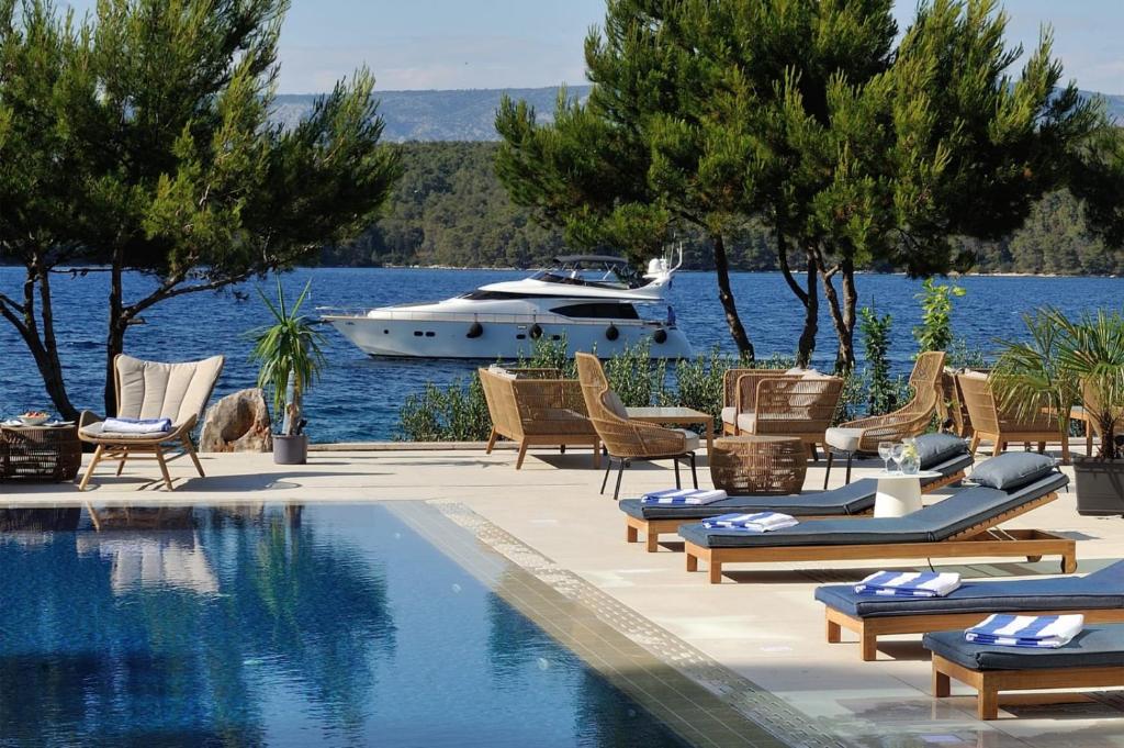 Waterfront Villa Antica, Cheerful 8 bedrooms with pool-Luxury is personal photo 3