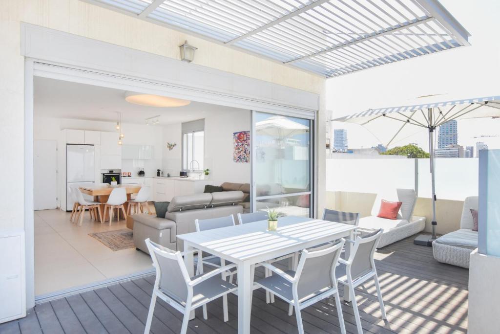Skylight 3BR in Bograshov by HolyGuest photo 2