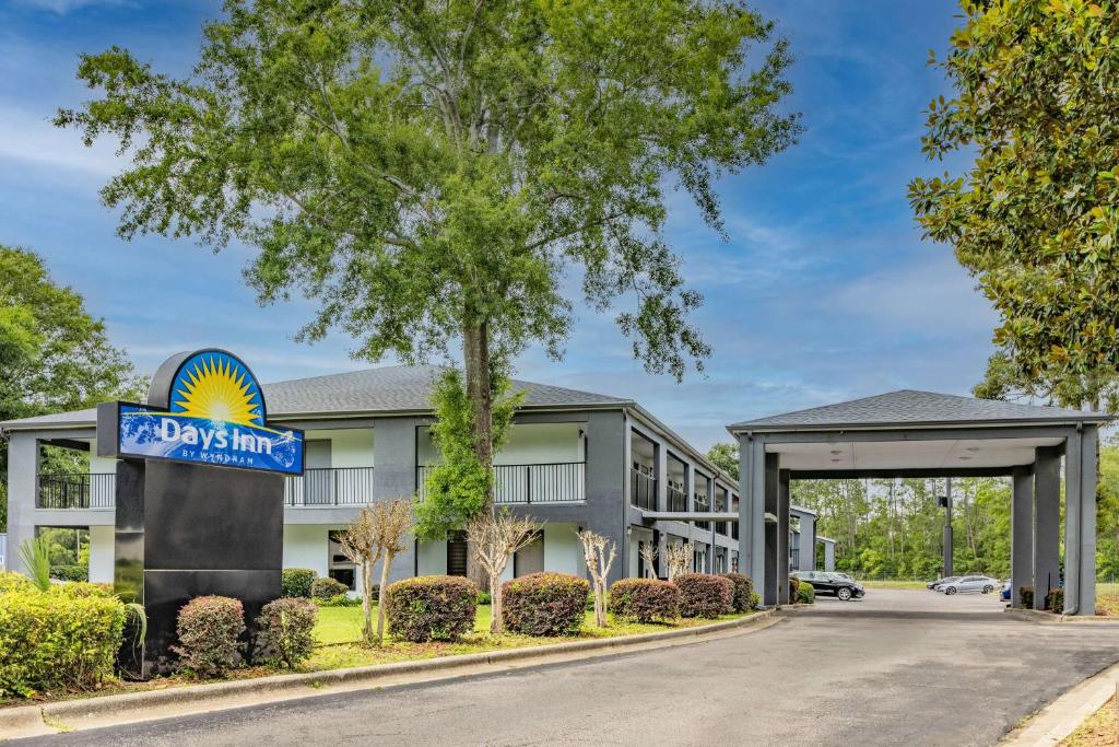 Days Inn by Wyndham Pensacola I-10 image