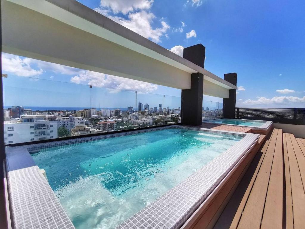 Luxury Condo 1 Br Poolexcellent Location