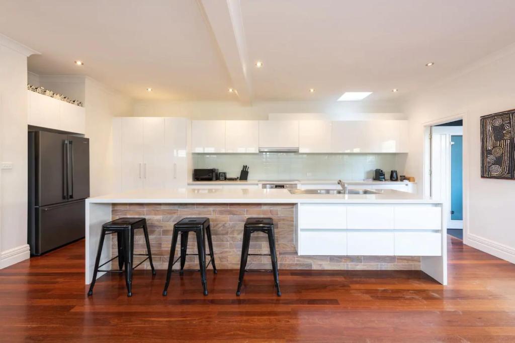 Renovated 3 Bedroom Family Home in Richmond with Parking photo 4