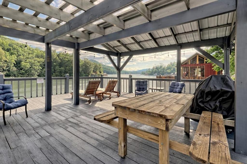 Bills Bungalow on Lake Burton with Top Dock and Hot Tub photo 1