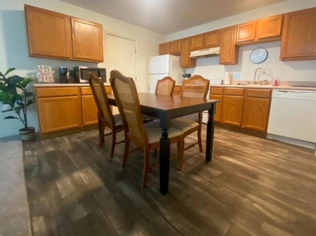 240 Overbrook NEW Franks funky and fashionable furnished home photo 2