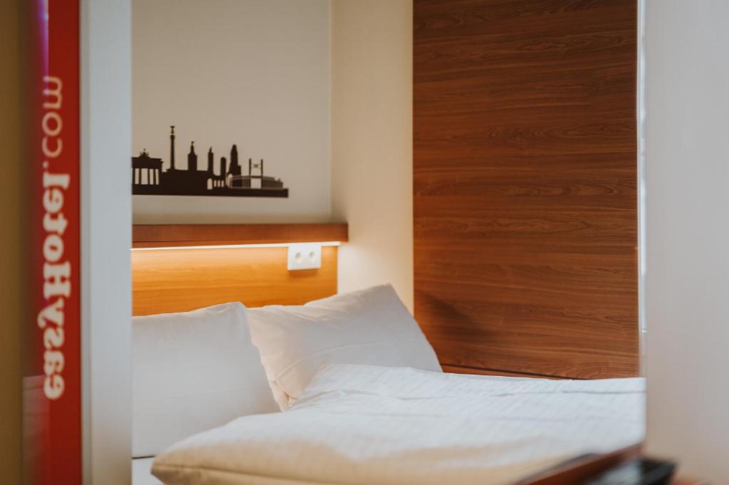 easyHotel Berlin Hackescher Markt - Tap to explore photos