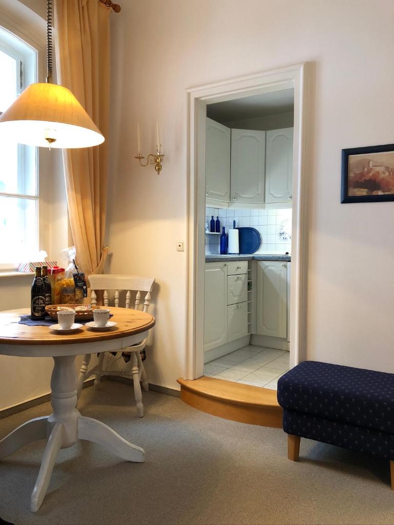 Private 2-Zimmer-Ferienwohnung im historischen Burghotel photo 4