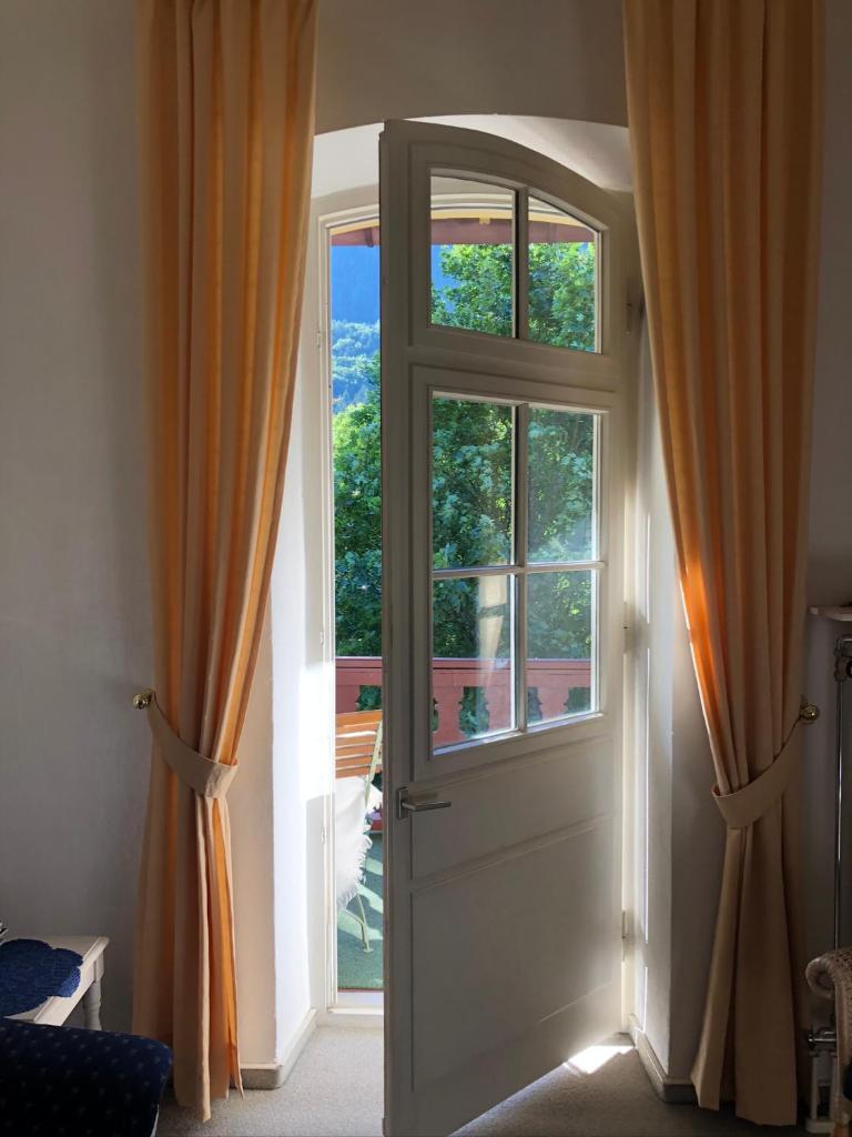 Private 2-Zimmer-Ferienwohnung im historischen Burghotel photo 1