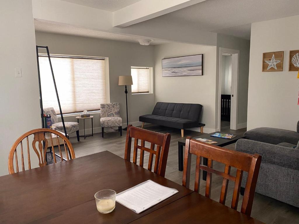 Sleeps 8! Just a 2 minute walk to Beach 1 photo 3
