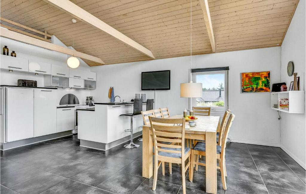 Nice Home In Hvide Sande With 3 Bedrooms And Wifi photo 3