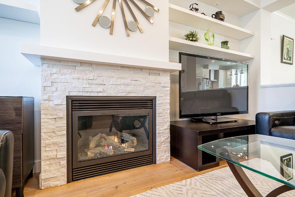 Comfortable and Modern Rowhouse Perfect for BC Escapade, air conditioned photo 2