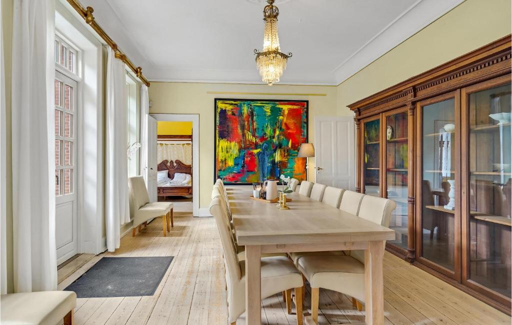 Awesome Home In Kvrndrup With 8 Bedrooms And Wifi photo 2