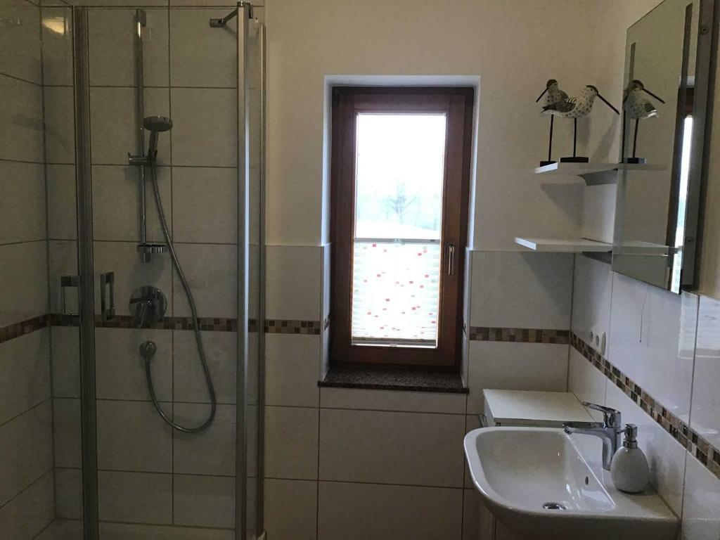 Sarah App 04 DG R photo 1
