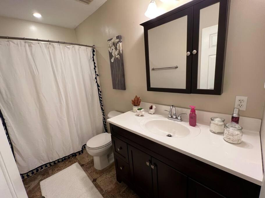 The Red Door 2-bedroom townhouse near VT & RU photo 2