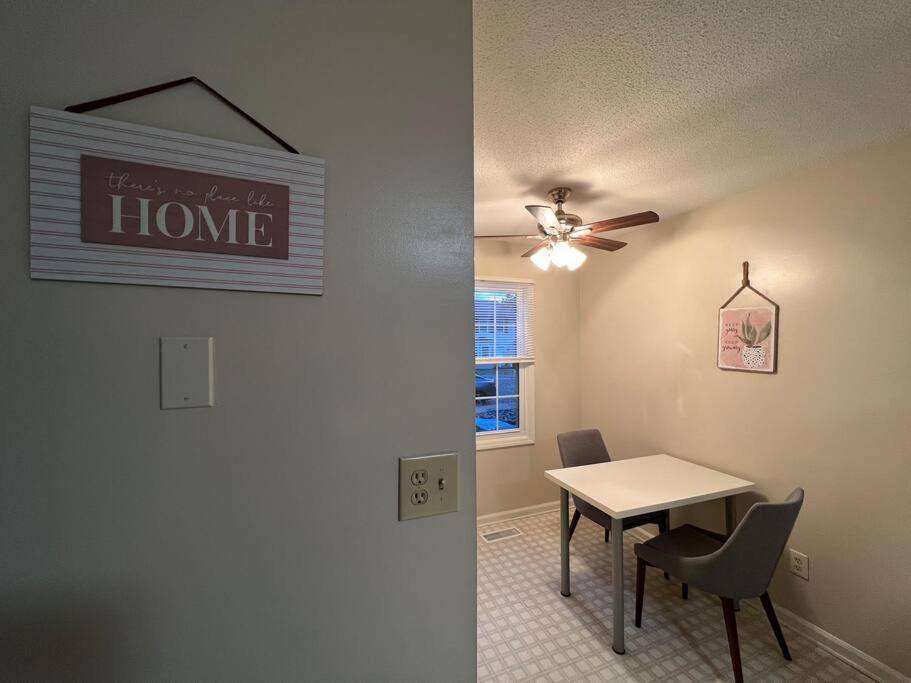 The Red Door 2-bedroom townhouse near VT & RU photo 3