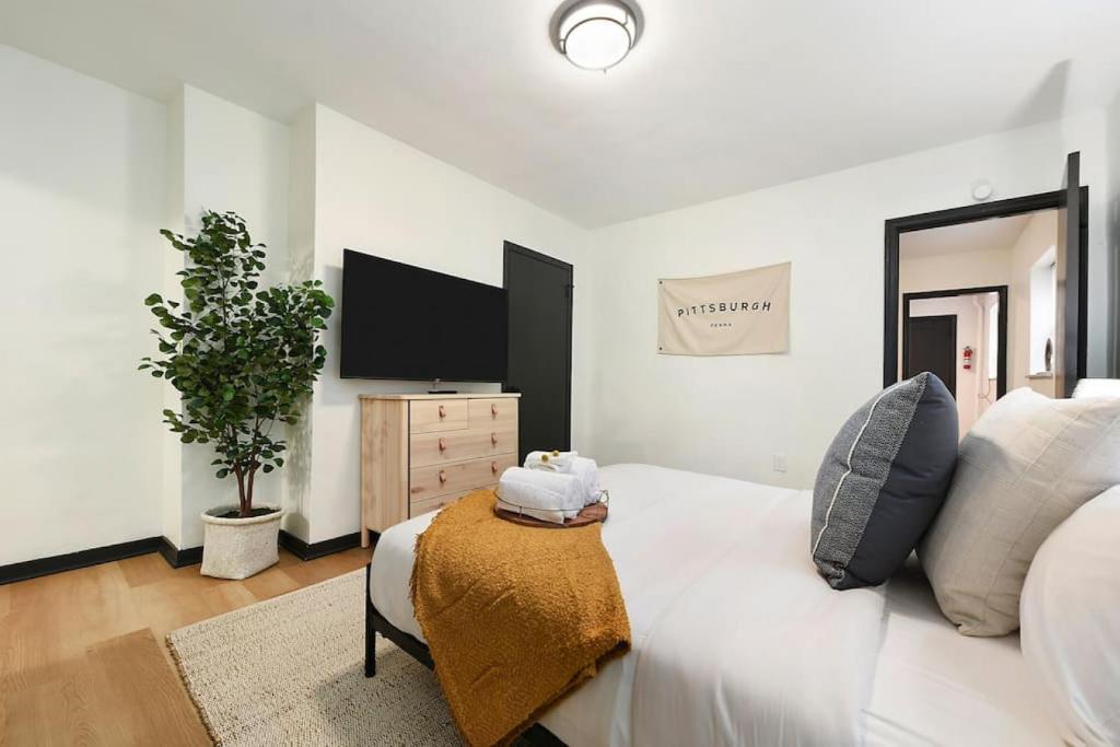 HostWise Stays - Pet Friendly Butler St Apt, Ground Floor with Private Entrance photo 2