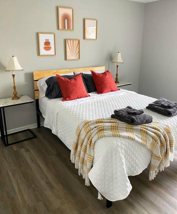 The Delores - 2 Bedroom Apt in Quilt Town, USA image