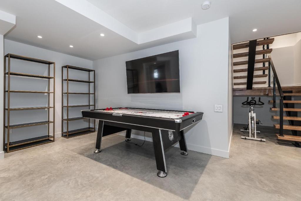 Nordic Lodge Tremblant -5 Bdrs,hot Tub,pool Table photo 2