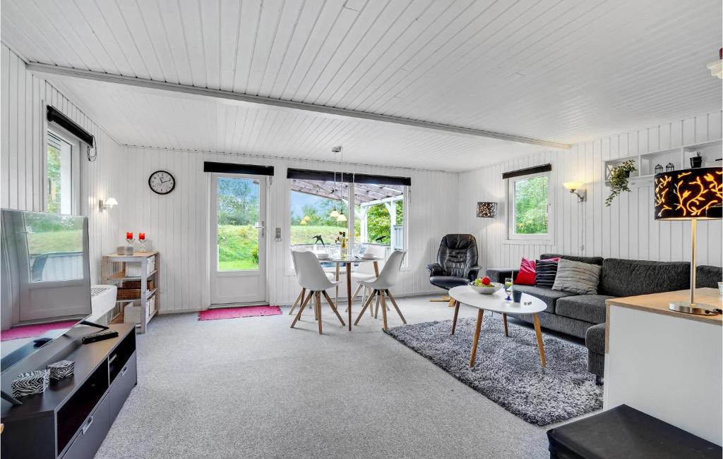 Amazing Home In Ulfborg With 3 Bedrooms And Wifi photo 2