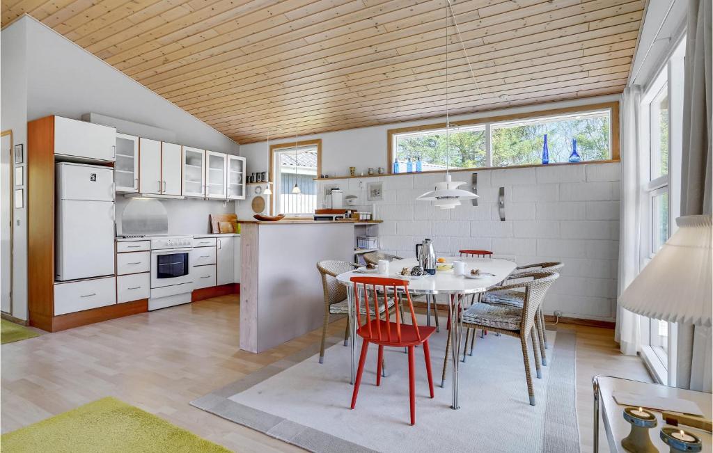 Awesome Home In Hjby With 4 Bedrooms And Wifi photo 4