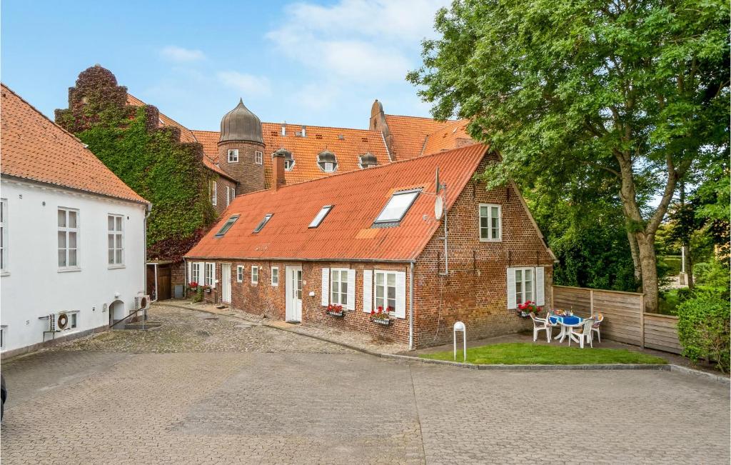 Amazing Home In Tnder With 4 Bedrooms And Wifi