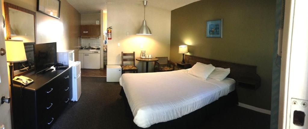 Ray Lyn Motel photo 1