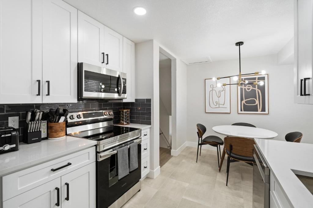 @ Marbella - Spacious and Modern Home in Arvada photo 2