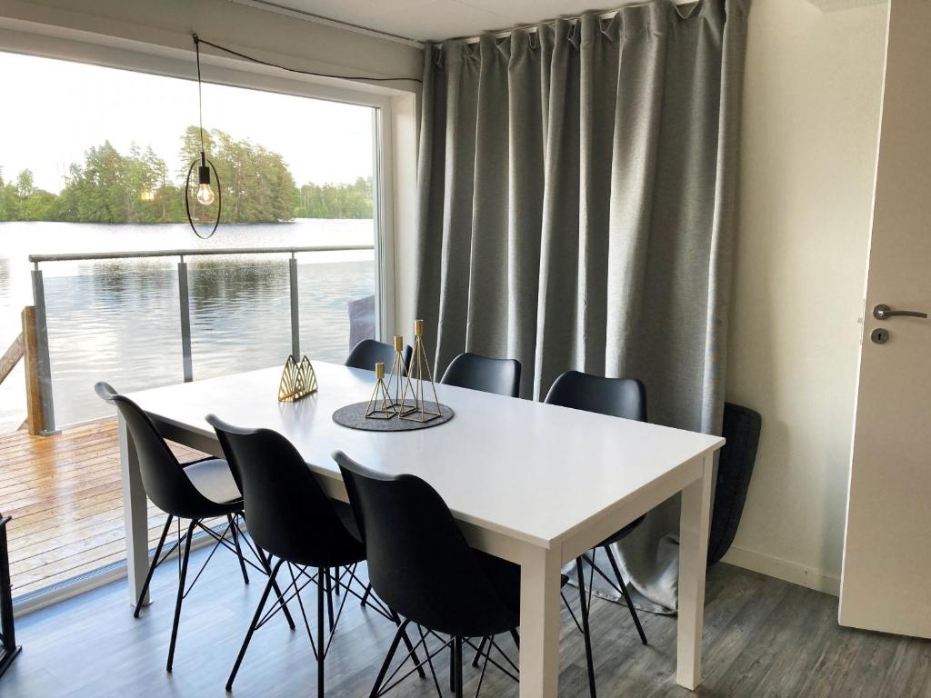 Lovely cottage in Bankeryd with a panoramic view of the lake photo 4