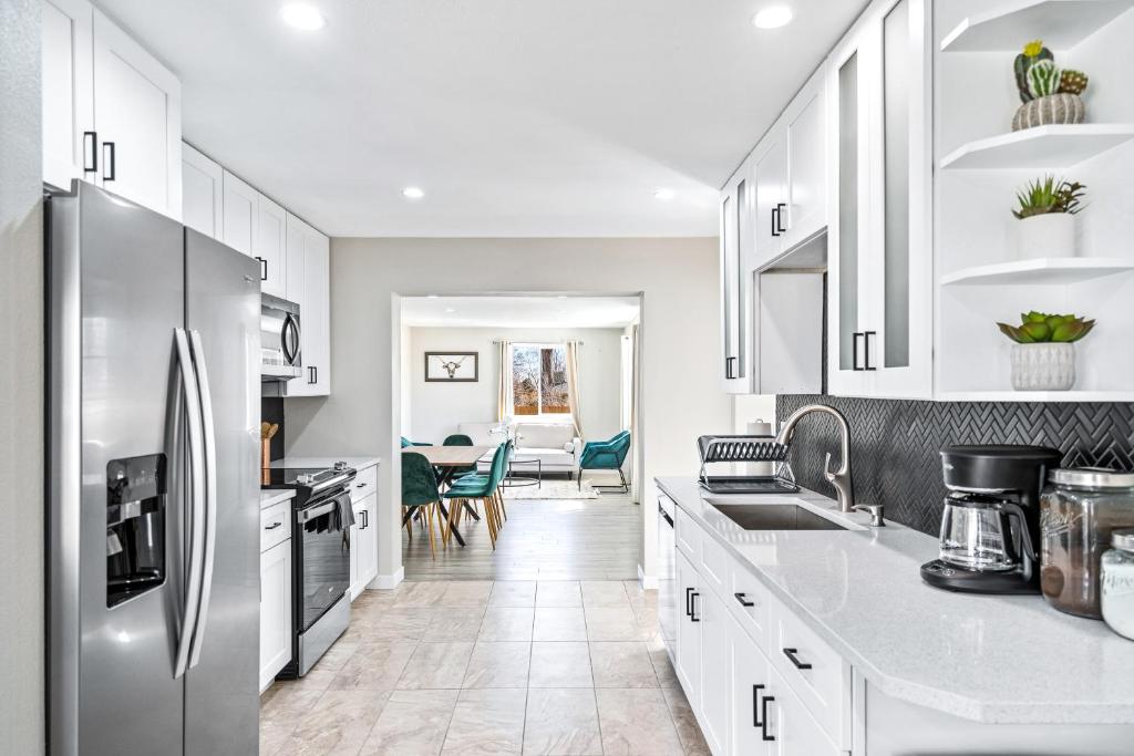 @ Marbella Lane - Neat and Modern Home in Arvada photo 2