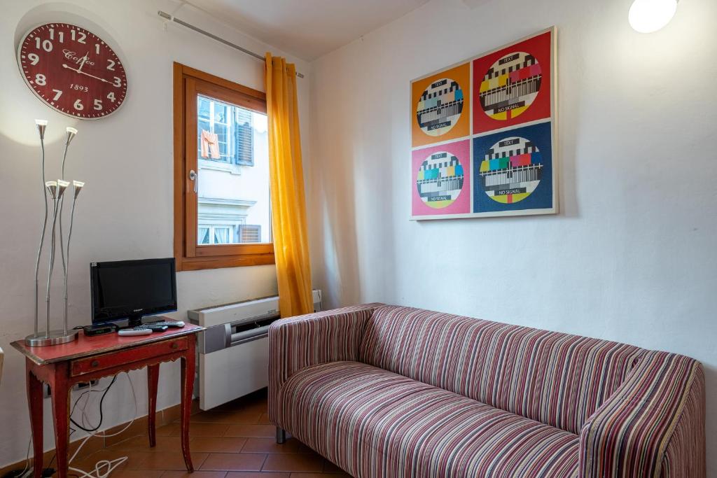 GuestHost - SantAmbrogio Colorful Apartment - Tap to explore photos