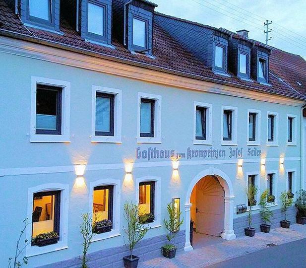 Zum Kronprinzen Hotel Garni - Tap to explore photos