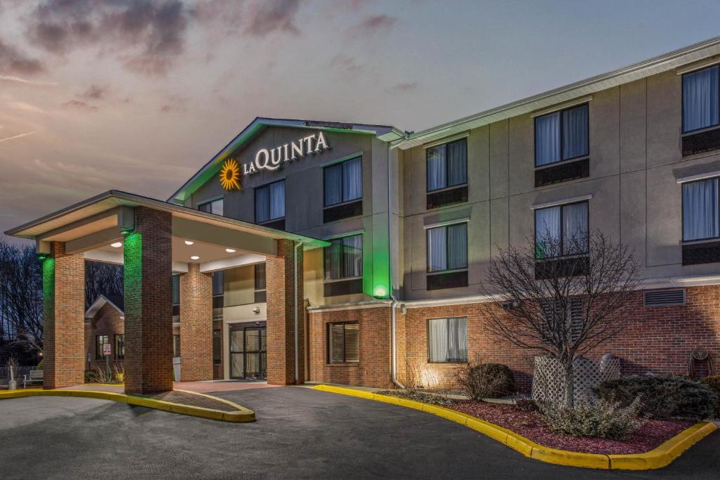 La Quinta Inn & Suites by Wyndham Norwich-Plainfield-Casino image