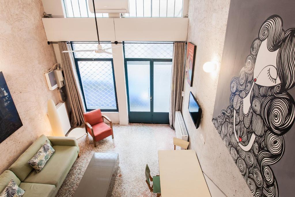 Architect designed studio with green rooftop! EP7L - Tap to explore photos