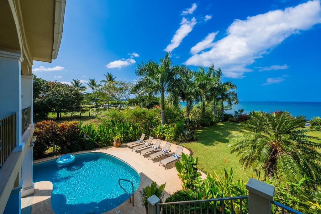 Beachfront Potrero - nice 7-BR villa, private cook included - Casa Royal