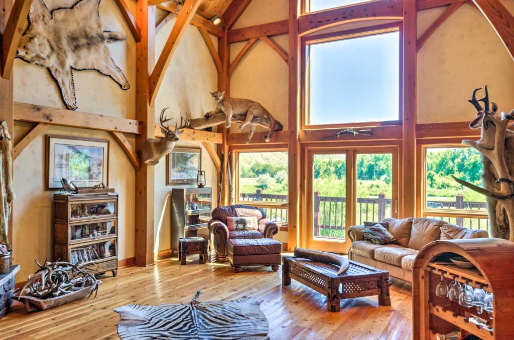 Stunning Silesia Home, Horse Boarding and River View photo 4