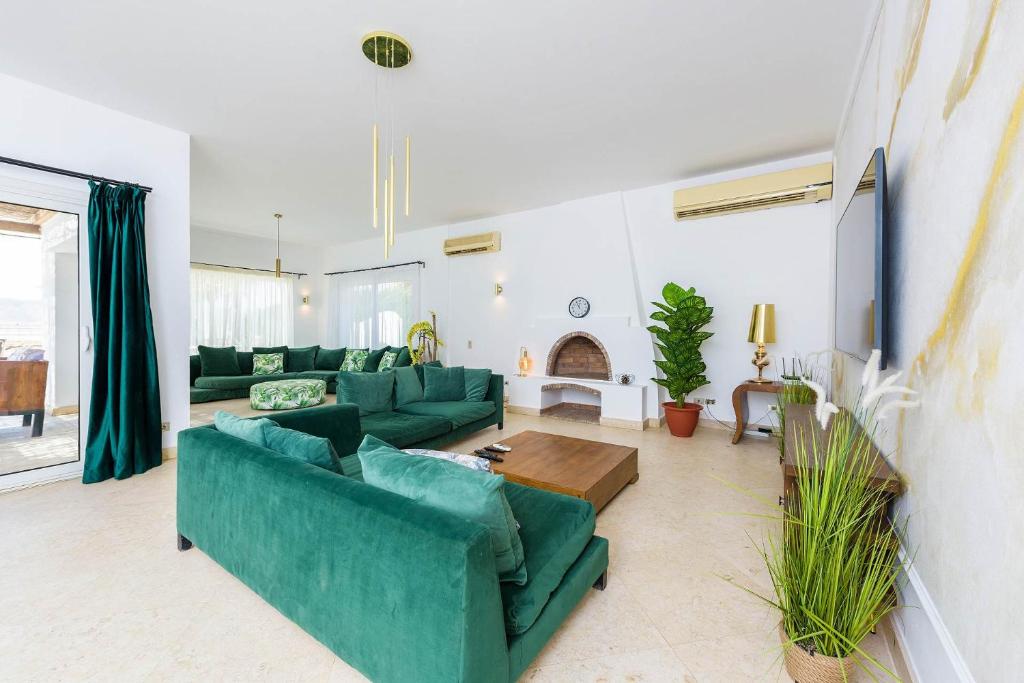 Beautiful 4-Bedroom White Villa in Phase V El Gouna, Heated Pool & Lagoon - Tap to explore photos