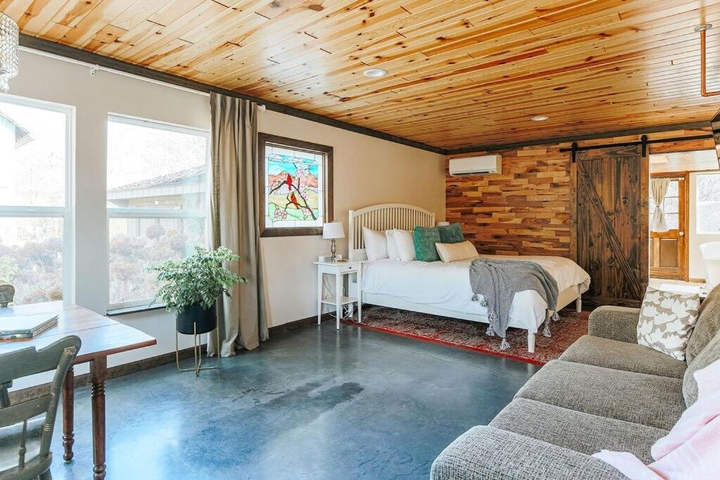 Rockwell Ridge The Dogwood Suite