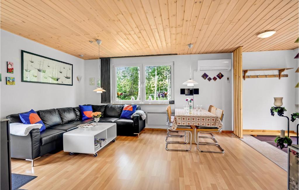 Awesome Home In Hadsund With 3 Bedrooms And Wifi photo 2